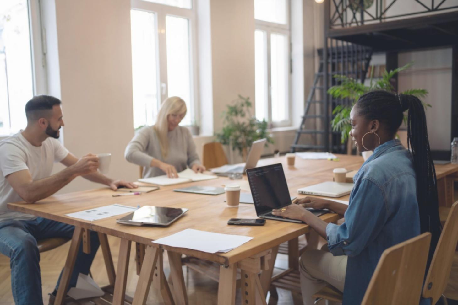 Moderne Arbeitsumgebung mit Fokus auf Finanzplanung