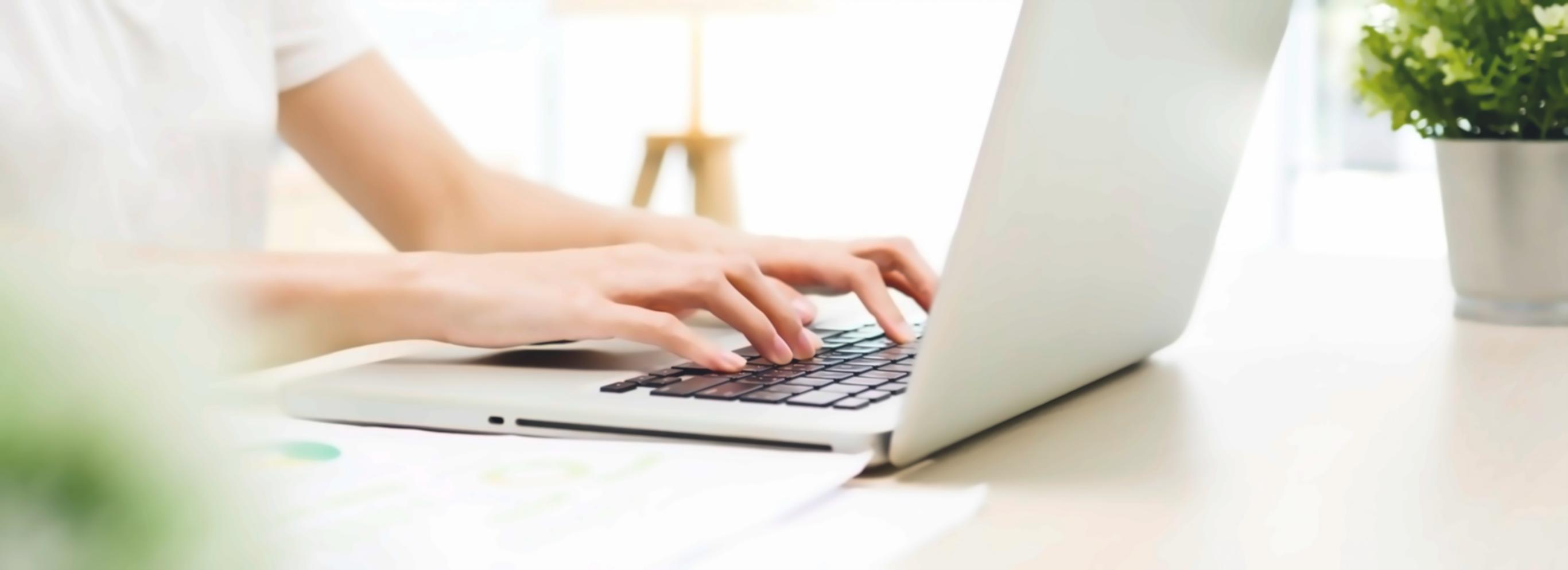 Arbeitsbereich mit Finanzunterlagen und Laptop