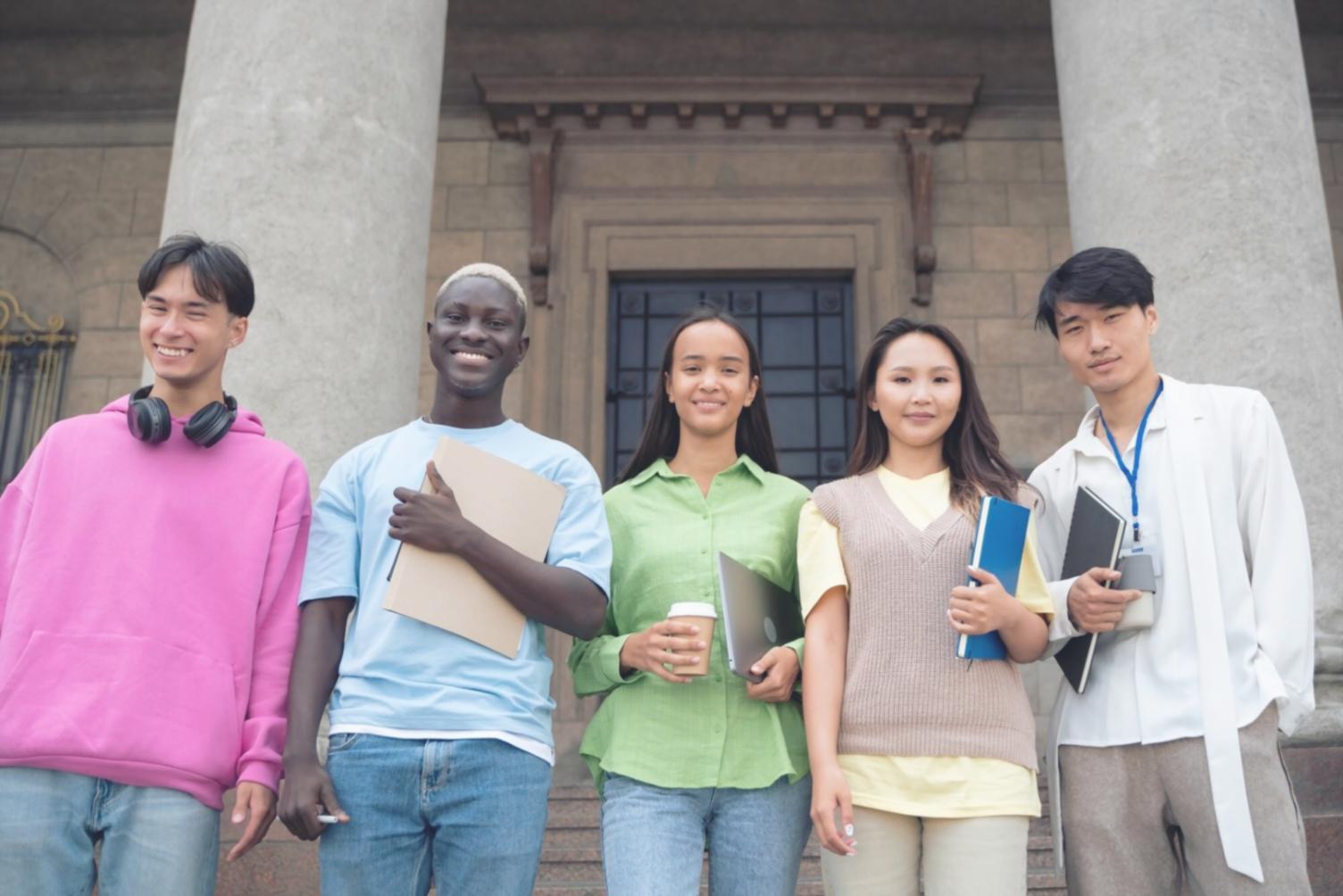 Team bei der gemeinsamen Arbeit an Finanzstrategien
